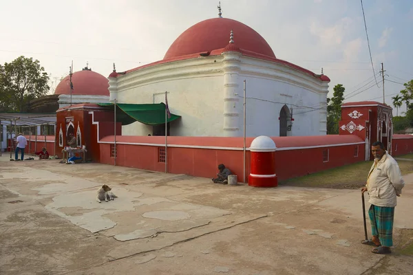 2014年2月17日 巡礼者はバングラデシュのバジェラトにあるウルフ カーン ジャハーンの霊廟を訪れる — ストック写真