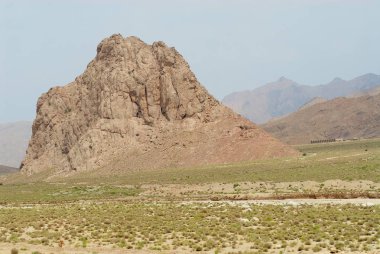 İran Yazd yakınlarındaki kurak dağ manzarası.