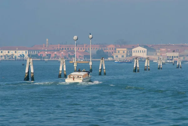 Folk njuter av båttur i Venedig, Italien. — Stockfoto