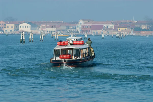 Los turistas disfrutan de un paseo en barco en Venecia, Italia . — Foto de Stock