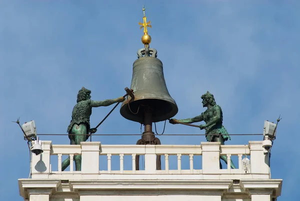 A Torre dell Orologio (óratorony) külső részletei Velencében, Olaszországban. — Stock Fotó