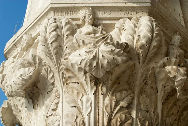 Bas-relief w kolumnie rezydencji Dożów i siedzibie rządu weneckiego w Wenecji, Włochy. — Zdjęcie stockowe