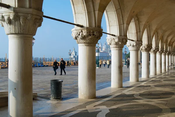 Menschen spazieren am San Marco Platz in Venedig, Italien. UNESCO-Weltkulturerbe. — Stockfoto