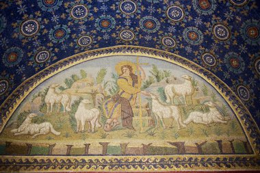 Ravenna, İtalya - 12 Mayıs 2013: Galla Placidia Mozolesi'nin iç kısmı, İtalya'nın Ravenna kentinde renkli mozaiklerle süslenmiş şapel. Unesco Dünya Mirası.