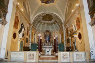 Ravenna, İtalya - 12 Eylül 2013: Ravenna, İtalya 'daki Saint Apollinare Nuovo kilisesinin sunağı. 5. ve 6. yüzyılların güzel Bizans mozaikleri. Unesco Dünya Mirası Bölgesi.