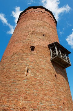 Sigulda, Letonya - 03 Ağustos 2009: Sigulda, Letonya'daki ortaçağdan kalma Turaida kalesinin kalıntılarındaki tuğla kule.
