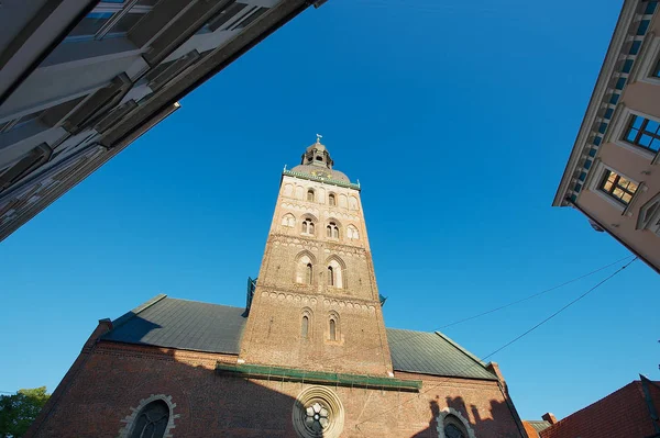 Riga Letônia Agosto 2009 Vista Baixo Ângulo Para Torre Igreja — Fotografia de Stock