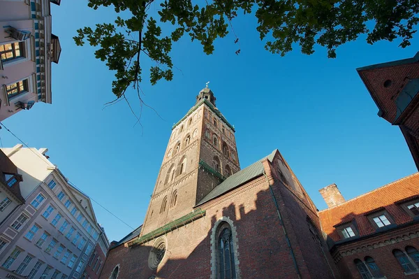 Riga Letônia Agosto 2009 Vista Baixo Ângulo Para Torre Igreja — Fotografia de Stock