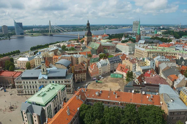 拉脱维亚 2009年8月4日 从拉脱维亚里加市的圣彼得教堂穿过道加瓦河的老城区建筑和大桥全景 — 图库照片