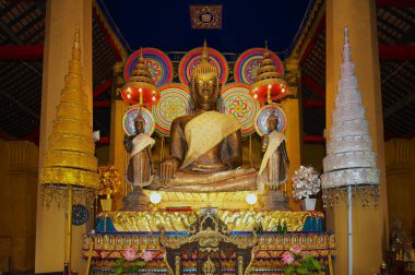 Vientiane, Laos - 22 Nisan 2012: Vientiane, Laos 'taki Wat Ong Teu Mahavihan (Ağır Buda Tapınağı)' nda altın Buda heykelleriyle sunak.