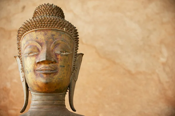 Twarz Starożytnej Miedzianej Posągu Buddy Zewnątrz Świątyni Hor Phra Keo — Zdjęcie stockowe