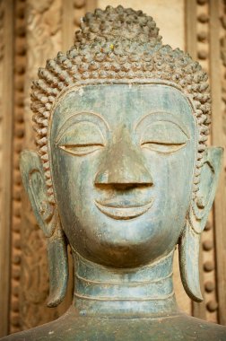 Vientiane, Laos 'taki Hor Phra Keo tapınağının (eski Zümrüt Buda tapınağı) dışında bulunan antik bir Buda heykelinin başı..