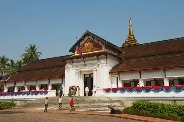 Luang Prabang Laos Kwiecień 2012 Ludzie Odwiedzają Pałac Królewski Luang — Zdjęcie stockowe