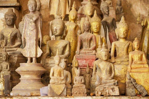 老挝琅勃拉邦 2012年4月12日 Tham 汀洞的佛像 在老挝琅勃拉邦的湄公河和南欧河交汇处的一个垂直石灰岩悬崖上有超过4000尊佛像 — 图库照片