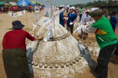 Luang Prabang, Laos - 13 Nisan 2012: Luang Prabang, Laos 'ta düzenlenen yeni yıl kutlamaları sırasında Mekong Nehri kıyısında insanlar kum pagoda inşa ettiler.