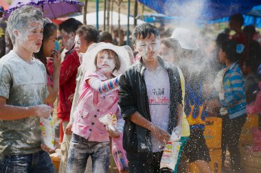 Luang Prabang, Laos - 13 Nisan 2012: Gençler Laos 'un Luang Prabang kentinde Laos' un yeni yılını kutluyorlar. Bugün birinin yüzüne un sıçratmak sempati göstergesi olarak kabul edilir..