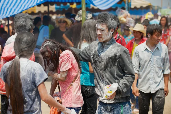 2012年4月13日 ラオスのルアンパバーンで 新年を祝う若者たち 今日誰かの顔に小麦粉を振りかけることは同情の印と見なされます — ストック写真