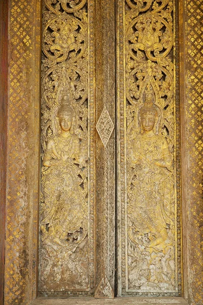 Luang Prabang Laos Avril 2012 Porte Bois Sculpté Temple Wat — Photo