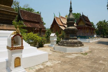 Luang Prabang, Laos - 14 Nisan 2012: Luang Prabang, Laos 'taki Xieng Tanga Tapınağı. Wat Xieng Tangası 16. yüzyılın ortalarında inşa edildi..