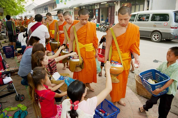 Luang Prabang Laos April 2012 Mönche Sammeln Almosen Und Opfergaben — Stockfoto
