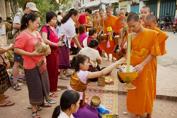 Luang Prabang Laos Kwietnia 2012 Mnisi Zbierają Jałmużnę Ofiary Podczas — Zdjęcie stockowe