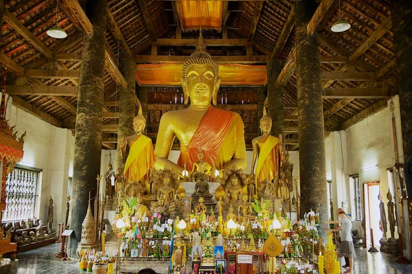 Luang Prabang Lao April 2012 Interior Altar Wat Visounnarath Temple — 图库照片