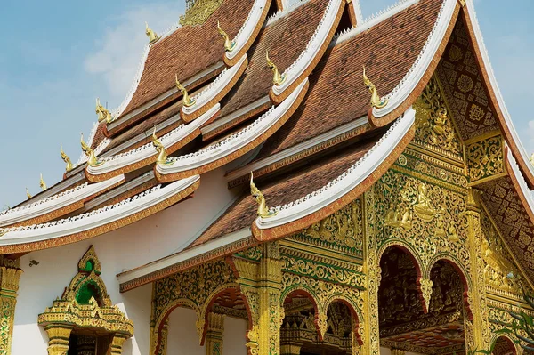 Луанг Прабанг Лаос Апреля 2012 Года Декорации Крыши Фасада Буддийского — стоковое фото