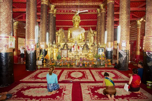 Luang Prabang Lao April 2012 People Pray Wat Mai Suwannaphumaham — 图库照片