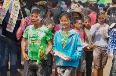 Luang Prabang, Laos - 13 Nisan 2012: Gençler Laos 'un Luang Prabang kentinde Laos' un yeni yılını kutluyorlar. Bugün birinin yüzüne un sıçratmak sempati göstergesi olarak kabul edilir..