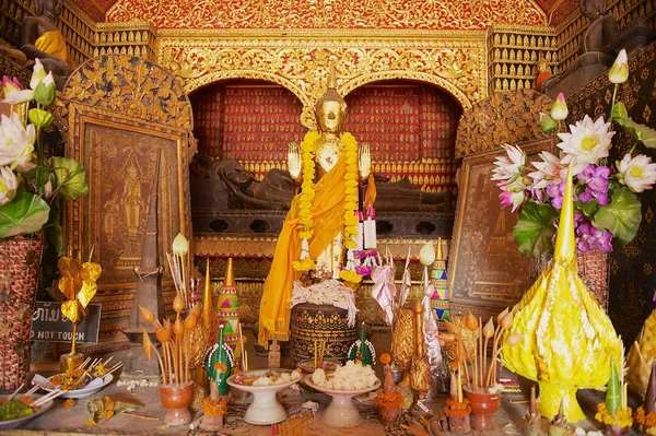 Luang Prabang Laos Abril 2012 Altar Com Estátuas Buda Decoradas — Fotografia de Stock