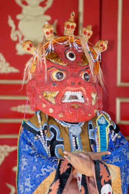 Ulaanbaatar, Moğolistan - 16 Ağustos 2006: Geleneksel şaman'ın maskesi ve kostüm Ulan Batur, Moğolistan'da kimliği belirsiz kişi giyer.