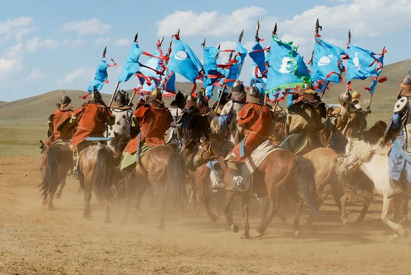 Ulaanbaatar Mongolia Sierpnia 2006 Mongolscy Jeźdźcy Biorą Udział Tradycyjnym Historycznym — Zdjęcie stockowe