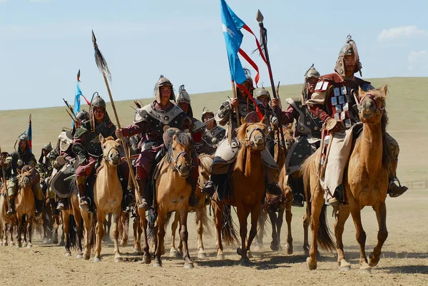 Ulaanbaatar, Moğolistan - 17 Ağustos 2006: Moğol at binicileri Ulaanbaatar, Moğolistan 'da Cengiz Han döneminin geleneksel tarihi gösterisine katıldılar.