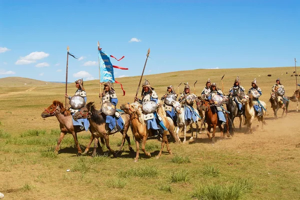 Ulaanbaatar Mongolia Sierpnia 2006 Mongolscy Jeźdźcy Biorą Udział Tradycyjnym Historycznym Obrazek Stockowy