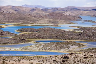 Lauca Ulusal Parkı, Şili 'deki deniz seviyesinden 3.200 metre yükseklikteki volkanik manzaralar..