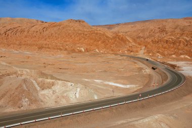 Asphalt yolu, Şili 'nin San Pedro de Atacama kentindeki Atakama Çölü' ndeki Ay Vadisi 'nin yanında.