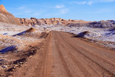 Atakama Çölü 'ndeki Ay Vadisi' ndeki toprak yol San Pedro de Atacama, Şili yakınlarında..