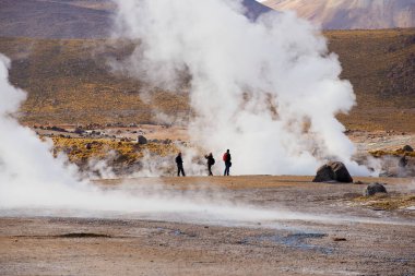 San Pedro de Atacama, Şili - 25 Ekim 2013: Turistler San Pedro de Atacama, Şili dolaylarında El Tatio gayzerlerini ziyaret ettiler.