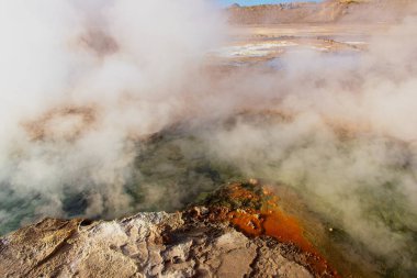 Şili 'de gün doğumunda güzel El Tatio gayzerleri. Deniz seviyesinden 4,320 metre yükseklikte yer alan El Tatio gayzer vadisi dünyanın en yüksek gayzer sahasından biridir.