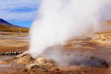 Şili 'de, gün doğumunda El Tatio jeotermal alanında gayzer.. 
