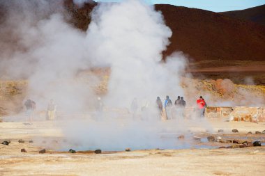 San Pedro de Atacama, Şili - 25 Ekim 2013: El Tatio gayzerlerini ziyaret eden turistler San Pedro de Atacama, Şili.