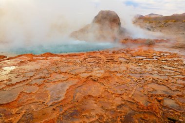 Şili, Şili 'deki güzel El Tatio gayzerlerinden birinin buharı. Deniz seviyesinden 4,320 metre yükseklikte yer alan El Tatio gayzer vadisi dünyanın en yüksek gayzer sahasından biridir.