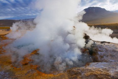 Şili, Şili 'deki güzel El Tatio gayzerlerinden birinin buharı. Deniz seviyesinden 4,320 metre yükseklikte yer alan El Tatio gayzer vadisi dünyanın en yüksek gayzer sahasından biridir.