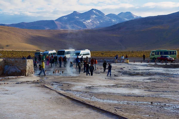 San Pedro Atacama Chile Października 2013 Turyści Odwiedzają Gejzery Tatio — Zdjęcie stockowe