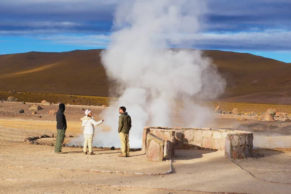 San Pedro Atacama Chile Oktober 2013 Touristen Besuchen Tatio Geysire — Stockfoto