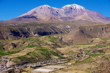 Putre, Şili - 21 Ekim 2013: Şili 'nin Arica-Parinacota Bölgesi' ndeki Parinacota Eyaleti 'ndeki Taapaca volkanik kompleksinin Putre kasabasına bakış.