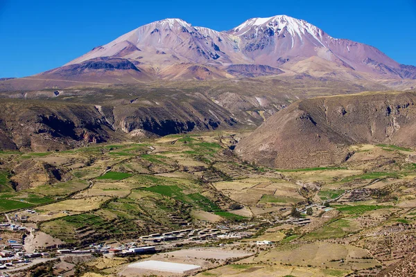 Putre Chile Října 2013 Pohled Město Putre Pozadí Sopečného Komplexu — Stock fotografie