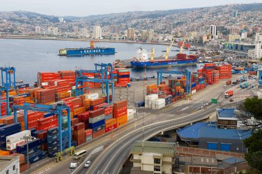 Valparaiso, Şili - 18 Ekim 2013: Valparaiso, Şili 'deki kargo limanına ve şehre bakın. Valparaiso limanı Şili 'nin en yoğun limanıdır..