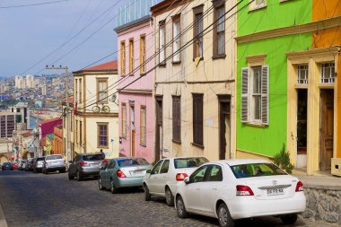 Valparaiso, Şili - 19 Ekim 2013: Valparaiso şehrinin tarihi bölgesinde bulunan renkli binalar. Unesco Dünya Mirası bölgesi ilan edildi..