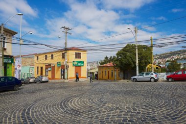 Valparaiso, Şili - 19 Ekim 2013: Valparaiso şehrinin tarihi bölgesinde bulunan renkli binalar. Unesco Dünya Mirası bölgesi ilan edildi..